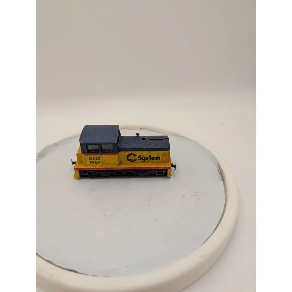 Mehano Vintage Chessie System B&O 1967 Diesel‎ Switcher Locomotive HO Scale